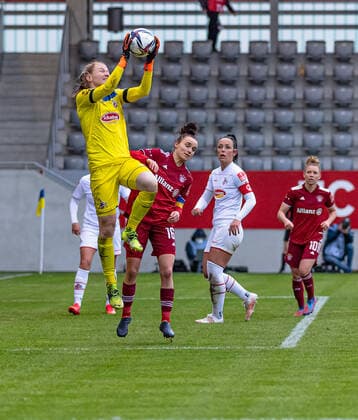 Manon Klett (Torfrau, 1. FC Köln, 1) pflueckt einen Ball vor Lina Magull (FC Bayern Muenchen Frauen, 16) herunter. FC Bayern Muenchen Frauen gegen 1. FC Koeln, Fussball, Frauen-Bundesliga, 15. Spieltag, Saison 2021 2022, 06.03.2022. (DFL DFB REGULATIONS PROHIBIT ANY USE OF PHOTOGRAPHS as IMAGE SEQUENCES and or QUASI-VIDEO). FC Bayern Muenchen Frauen gegen 1. FC Koeln, Fussball, Frauen-Bundesliga, 15. Spieltag, Saison 2021 2022, 06.03.2022 Muenchen Copyright: xEibnerxPressefotox xHeikexFeinerx EP_HFR