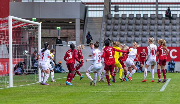 Hanna Glas (FC Bayern Muenchen Frauen, 5) bei ihrem Tor zum 3:0. FC Bayern Muenchen Frauen gegen 1. FC Koeln, Fussball, Frauen-Bundesliga, 15. Spieltag, Saison 2021 2022, 06.03.2022. (DFL DFB REGULATIONS PROHIBIT ANY USE OF PHOTOGRAPHS as IMAGE SEQUENCES and or QUASI-VIDEO). FC Bayern Muenchen Frauen gegen 1. FC Koeln, Fussball, Frauen-Bundesliga, 15. Spieltag, Saison 2021 2022, 06.03.2022 Muenchen Copyright: xEibnerxPressefotox xHeikexFeinerx EP_HFR