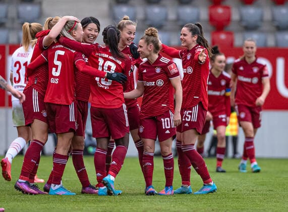 Die Bayernspielerinnen bejubeln das Tor von Hanna Glas (FC Bayern Muenchen Frauen, 5) zum 3:0. FC Bayern Muenchen Frauen gegen 1. FC Koeln, Fussball, Frauen-Bundesliga, 15. Spieltag, Saison 2021 2022, 06.03.2022. (DFL DFB REGULATIONS PROHIBIT ANY USE OF PHOTOGRAPHS as IMAGE SEQUENCES and or QUASI-VIDEO). FC Bayern Muenchen Frauen gegen 1. FC Koeln, Fussball, Frauen-Bundesliga, 15. Spieltag, Saison 2021 2022, 06.03.2022 Muenchen Copyright: xEibnerxPressefotox xHeikexFeinerx EP_HFR