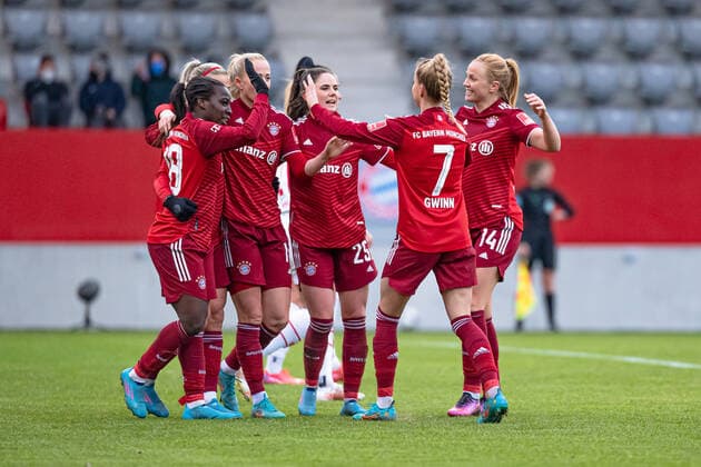 Viviane Asseyi (FC Bayern Muenchen Frauen, 18), Sarah Zadrazil (FC Bayern Muenchen Frauen, 25), Giulia Gwinn (FC Bayern Muenchen Frauen, 7) und Glodis Perla Viggosdottir (FC Bayern Muenchen Frauen, 14) bejubeln mit Lea Schueller (FC Bayern Muenchen Frauen, 11) deren zweites von drei Toren zum Zwischenstand von 4:0. FC Bayern Muenchen Frauen gegen 1. FC Koeln, Fussball, Frauen-Bundesliga, 15. Spieltag, Saison 2021 2022, 06.03.2022. (DFL DFB REGULATIONS PROHIBIT ANY USE OF PHOTOGRAPHS as IMAGE SEQUENCES and or QUASI-VIDEO). FC Bayern Muenchen Frauen gegen 1. FC Koeln, Fussball, Frauen-Bundesliga, 15. Spieltag, Saison 2021 2022, 06.03.2022 Muenchen Copyright: xEibnerxPressefotox xHeikexFeinerx EP_HFR