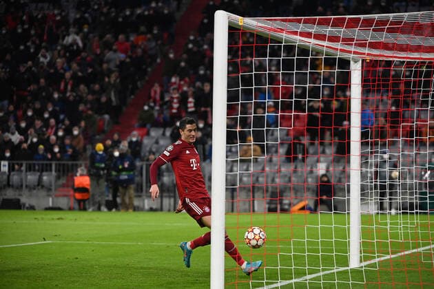 Fussball, Herren, Saison 2021 2022, Champions League (Achtelfinale, Rückspiel), FC Bayern München - RB Salzburg (7:1), Robert Lewandowski (Bayern München), erzielt das Tor zum 3:0 gegen Torwart Philipp Köhn (nicht im Bild, Red Bull Salzburg), 08.03. 2022, Copyright: xMatthiasxKochx