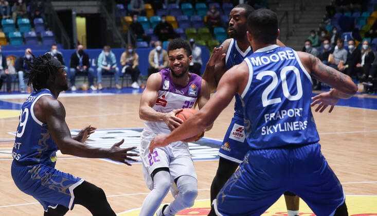 Rasheed Moore (Skyliners Frankfurt 20) und Stephen Brown(BG Goettingen 22), Skyliners Frankfurt vs. BG Goettingen, Basketball, 1. Easy Credit- Bundesliga, 21. Spieltag, 09.03.2022, Skyliners Frankfurt vs. BG Goettingen, Basketball, 1. Easy Credit- Bundesliga, 21. Spieltag, 09.03.2022 Frankfurt Copyright: xJoergxNiebergall Eibner-Pressefox EP_JNL