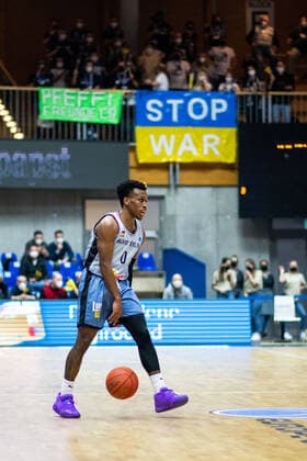 TJ Shorts (HAKRO Merlins Crailsheim) am Ball, dahinter Stop War Poster gegen Krieg in der Ukraine, HAKRO Merlins Crailsheim vs. ZZ Leiden, FIBA Europe Cup, Viertelfinale Hinspiel, 09.03.2022, Spielzeit 2021 2022 HAKRO Merlins Crailsheim vs. ZZ Leiden, FIBA Europe Cup, Viertelfinale Hinspiel, 09.03.2022, Spielzeit 2021 2022 Copyright: xEibner Memmlerx EP_MMR