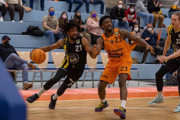 Rohndell Domminic Goodwin (Kirchheim Knights, 21) Raiquan Leeandre Clark (wiha Panthers Schwenningen, 23) wiha Panthers Schwenningen vs. VfL Kirchheim Knights, 2. Basketball Bundesliga, Pro A, Barmer 2 Basketball, 24. Spieltag , Spielzeit 2021 2022, 09.03.2022 wiha Panthers Schwenningen vs. VfL Kirchheim Knights, 2. Basketball Bundesliga, Pro A, Barmer 2 Basketball, 24. Spieltag , Spielzeit 2021 2022, 09.03.2022 Schwenningen Copyright: xNinaxSanderx xEibnerxPressefotox EP_NSR