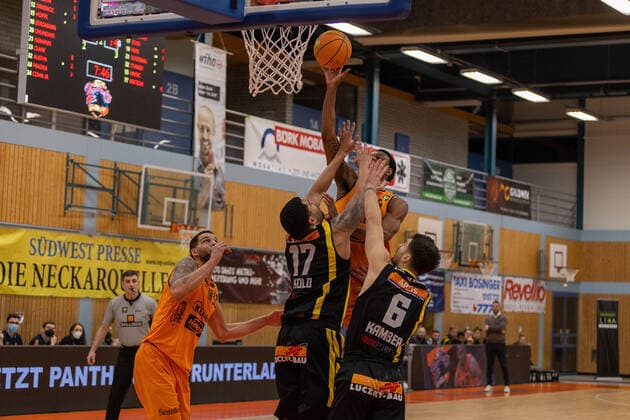 Waverly Austin (wiha Panthers Schwenningen, 32) Yasin Kolo (Kirchheim Knights, 17) Quatarrius Deaundrey Wilson (wiha Panthers Schwenninen, 09) Luka Kamber (Kirchheim Knights, 06) wiha Panthers Schwenningen vs. VfL Kirchheim Knights, 2. Basketball Bundesliga, Pro A, Barmer 2 Basketball, 24. Spieltag , Spielzeit 2021 2022, 09.03.2022 wiha Panthers Schwenningen vs. VfL Kirchheim Knights, 2. Basketball Bundesliga, Pro A, Barmer 2 Basketball, 24. Spieltag , Spielzeit 2021 2022, 09.03.2022 Schwenningen Copyright: xNinaxSanderx xEibnerxPressefotox EP_NSR