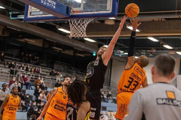 Waverly Austin (wiha Panthers Schwenningen, 32) Till Pape (Kirchheim Knights, 19) Chris Frazier (wiha Panthers Schwenningen, 33) wiha Panthers Schwenningen vs. VfL Kirchheim Knights, 2. Basketball Bundesliga, Pro A, Barmer 2 Basketball, 24. Spieltag , Spielzeit 2021 2022, 09.03.2022 wiha Panthers Schwenningen vs. VfL Kirchheim Knights, 2. Basketball Bundesliga, Pro A, Barmer 2 Basketball, 24. Spieltag , Spielzeit 2021 2022, 09.03.2022 Schwenningen Copyright: xNinaxSanderx xEibnerxPressefotox EP_NSR