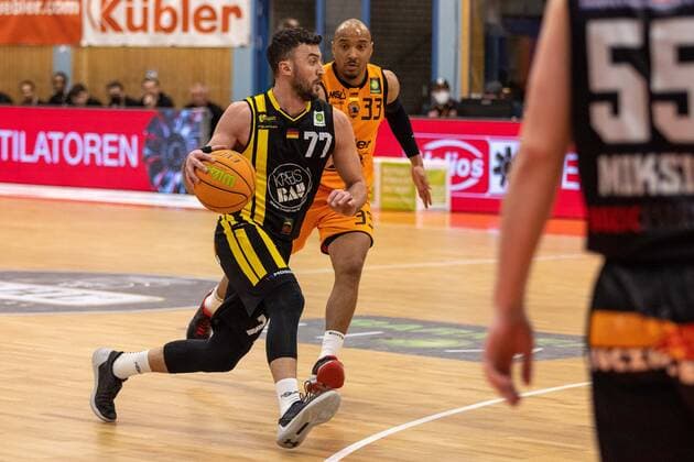 Besnik Bekteshi (Kirchheim Knights, 77) Chris Frazier (wiha Panthers Schwenningen, 33) wiha Panthers Schwenningen vs. VfL Kirchheim Knights, 2. Basketball Bundesliga, Pro A, Barmer 2 Basketball, 24. Spieltag , Spielzeit 2021 2022, 09.03.2022 wiha Panthers Schwenningen vs. VfL Kirchheim Knights, 2. Basketball Bundesliga, Pro A, Barmer 2 Basketball, 24. Spieltag , Spielzeit 2021 2022, 09.03.2022 Schwenningen Copyright: xNinaxSanderx xEibnerxPressefotox EP_NSR