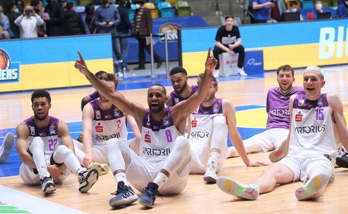 Jubel nach dem Sieg, Goettingen, Skyliners Frankfurt vs. BG Goettingen, Basketball, 1. Easy Credit- Bundesliga, 21. Spieltag, 09.03.2022, Skyliners Frankfurt vs. BG Goettingen, Basketball, 1. Easy Credit- Bundesliga, 21. Spieltag, 09.03.2022 Frankfurt Copyright: xJoergxNiebergall Eibner-Pressefox EP_JNL