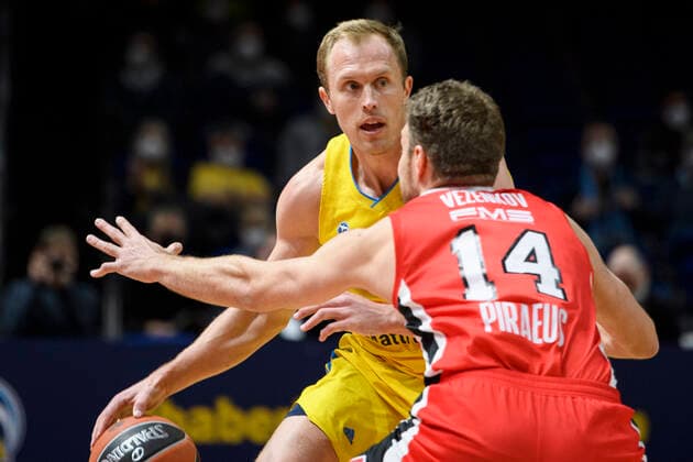 v.l. Luke Sikma (Alba Berlin, 43), Sasha Vezenkov (Olympiakos Piraeus, 14), Zweikampf, Action, Kampf, GER, Basketball, Alba Berlin vs Olympiakos Piraeus (Stats Turkish Airlines EuroLeague 2021 22), Saison 2021 2022, 10.03.2022, Basketball - Alba Berlin vs Olympiakos Piraeus (Stats Turkish Airlines EuroLeague 2021 22), Spiel, 10.03.2022, Berlin Copyright: xEibner-Pressefoto UwexKochx EP_UKH