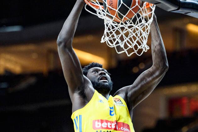 Christ Koumadje (Alba Berlin, 21), Korb, GER, Basketball, Alba Berlin vs Olympiakos Piraeus (Stats Turkish Airlines EuroLeague 2021 22), Saison 2021 2022, 10.03.2022, Basketball - Alba Berlin vs Olympiakos Piraeus (Stats Turkish Airlines EuroLeague 2021 22), Spiel, 10.03.2022, Berlin Copyright: xEibner-Pressefoto UwexKochx EP_UKH