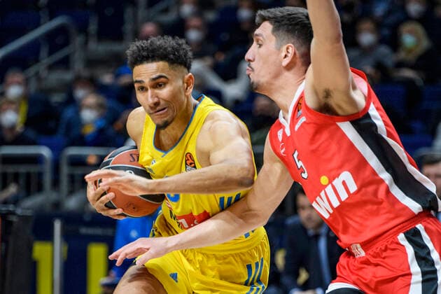 v.l. Maodo Lo, Giannoulis Larentzakis (Olympiakos Piraeus, 05), Zweikampf, Action, Kampf, GER, Basketball, Alba Berlin vs Olympiakos Piraeus (Stats Turkish Airlines EuroLeague 2021 22), Saison 2021 2022, 10.03.2022, Basketball - Alba Berlin vs Olympiakos Piraeus (Stats Turkish Airlines EuroLeague 2021 22), Spiel, 10.03.2022, Berlin Copyright: xEibner-Pressefoto UwexKochx EP_UKH