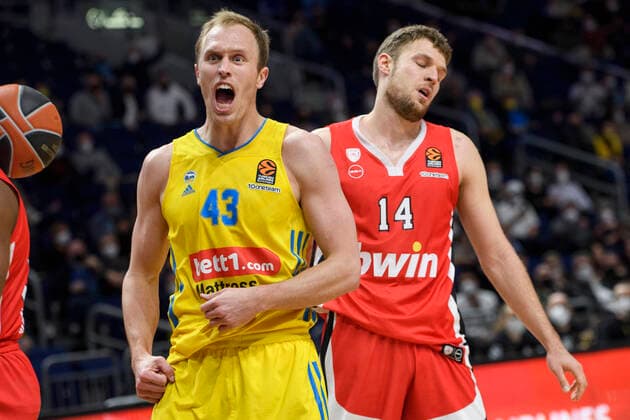 v.l. Luke Sikma (Alba Berlin, 43), Sasha Vezenkov (Olympiakos Piraeus, 14), Freude, Jubel, Leid, traurig, deprimiert, sauer, GER, Basketball, Alba Berlin vs Olympiakos Piraeus (Stats Turkish Airlines EuroLeague 2021 22), Saison 2021 2022, 10.03.2022, Basketball - Alba Berlin vs Olympiakos Piraeus (Stats Turkish Airlines EuroLeague 2021 22), Spiel, 10.03.2022, Berlin Copyright: xEibner-Pressefoto UwexKochx EP_UKH