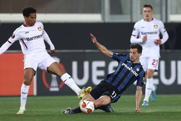 March 10, 2022, Bergamo, Italy: Bergamo, Italy, Gewiss Stadium, March 10, 2022, Amine Adli (Bayer 04 Leverkusen) and Remo Freuler (Atalanta BC) battle for the ball during Atalanta BC vs Bayer Leverkusen - football Europa League match. football Europa League match - Atalanta BC vs Bayer Leverkusen, Bergamo, Italy - ZUMAl164 20220310_zsa_l164_017 Copyright: xFrancescoxScaccianocex