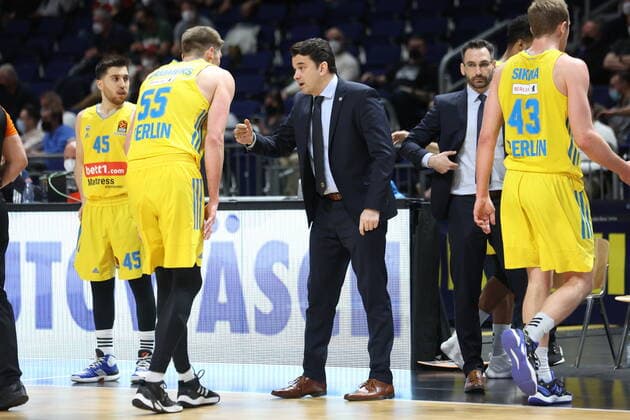 DEU, Europa League, ALBA vs. Olympiacos Piraeus, 10.03.2022, Mercedes-Benz-Arena, Berlin, DEU, Europa League, ALBA vs. Olympiacos Piraeus, im Bild Cheftrainer Israel Gonzalez (ALBA Berlin), äa55 , Tamir Blatt (ALBA Berlin 45)