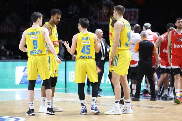 DEU, Europa League, ALBA vs. Olympiacos Piraeus, 10.03.2022, Mercedes-Benz-Arena, Berlin, DEU, Europa League, ALBA vs. Olympiacos Piraeus, im Bild Johannes Thiemann (ALBA Berlin 32), Jonas Mattisseck (ALBA Berlin 9), Tamir Blatt (ALBA Berlin 45), Tim Schneider (ALBA Berlin 10), Christ Koumadje (ALBA Berlin 21)