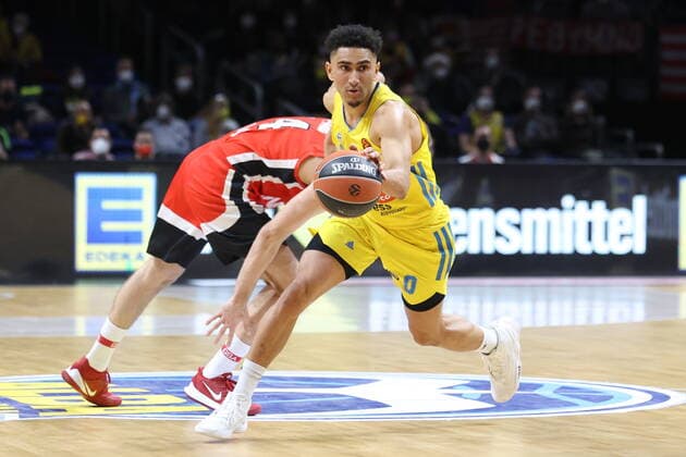 DEU, Europa League, ALBA vs. Olympiacos Piraeus, 10.03.2022, Mercedes-Benz-Arena, Berlin, DEU, Europa League, ALBA vs. Olympiacos Piraeus, im Bild Maodo Lo (ALBA Berlin 0), Sasha Vezenkov (Olympiacos Piraeus 14)