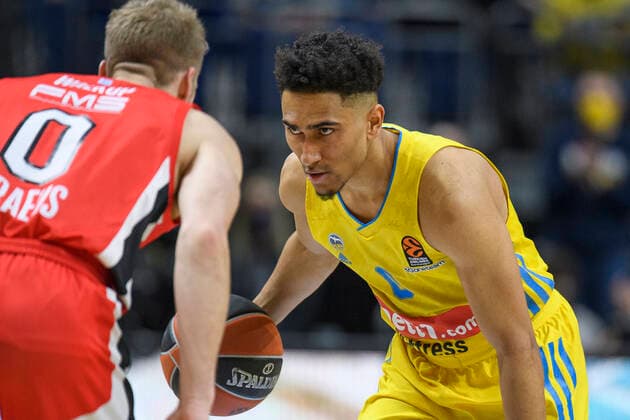 v.l. Thomas Walkup (Olympiakos Piraeus, 0), Maodo Lo ( Alba Berlin, 0), Blick, Zweikampf, Action, Kampf, GER, Basketball, Alba Berlin vs Olympiakos Piraeus (Stats Turkish Airlines EuroLeague 2021 22), Saison 2021 2022, 10.03.2022, Basketball - Alba Berlin vs Olympiakos Piraeus (Stats Turkish Airlines EuroLeague 2021 22), Spiel, 10.03.2022, Berlin Copyright: xEibner-Pressefoto UwexKochx EP_UKH