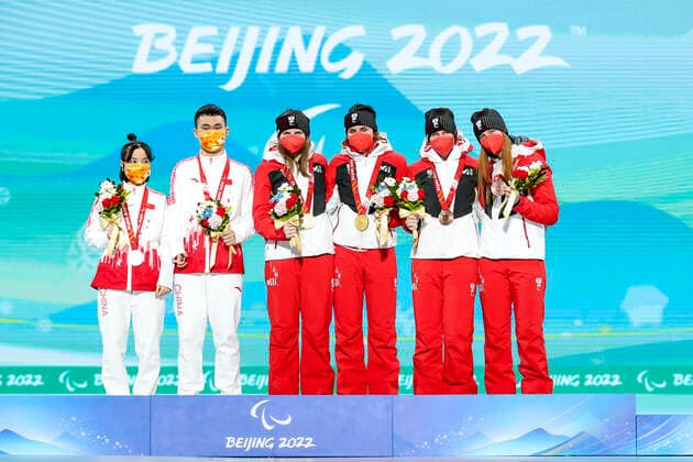 PARALYMPICS - Winter Paralympics Beijing 2022 YANQING,CHINA,11.MAR.22 - PARALYMPICS, ALPINE SKIING - Paralympic Winter games, Winterspiele,Spiele, Summer games Beijing 2022, giant slalom, ladies. Image shows Daqing Zhu, Hanhan Yan (CHN) Veronika Aigner, Elisabeth Aigner, Barbara Aigner and Klara Sykora (AUT). GEPAxpictures xPatrickxSteiner