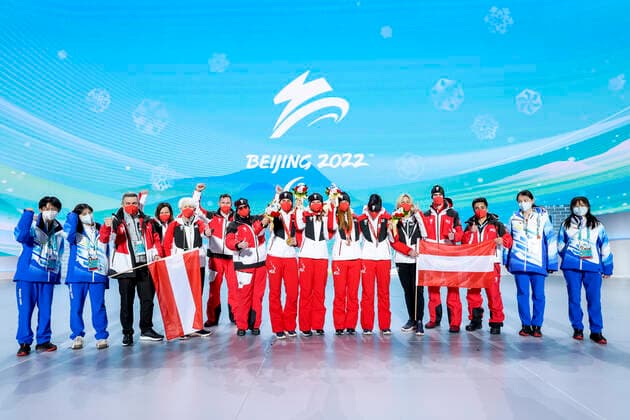 PARALYMPICS - Winter Paralympics Beijing 2022 YANQING,CHINA,11.MAR.22 - PARALYMPICS, ALPINE SKIING - Paralympic Winter games, Winterspiele,Spiele, Summer games Beijing 2022, giant slalom, ladies. Image shows Elisabeth Aigner, Veronika Aigner, Barbara Aigner and Klara Sykora (AUT) with the austrian team. Keywords: medal. GEPAxpictures xPatrickxSteiner
