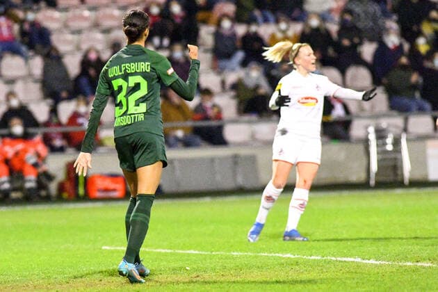 v.li.: Sveindis Jane Jonsdottir (VfL Wolfsburg, 32) erzielt das Tor zum 0:1, Treffer, Torerfolg, Action, Aktion, Spielszene, jubeln über ein Tor, Jubel, Torjubel, Torerfolg, celebrate the goal, goal, celebration, Jubel ueber das Tor, optimistisch, Action, Aktion, 11.03.2022, Köln (Deutschland), Fussball, Flyeralarm Frauen-Bundesliga, 1. FC Köln - VFL Wolfsburg, Fussball, Flyeralarm Frauen-Bundesliga, 1. FC Köln - VFL Wolfsburg, DFB DFL REGULATIONS PROHIBIT ANY USE OF PHOTOGRAPHS AS IMAGE SEQUENCES AND OR QUASI-VIDEO.