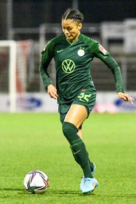 Sveindis Jane Jonsdottir (VfL Wolfsburg, 32) am Ball, Spielszene, Freisteller, Ganzkörper, Einzelbild, Aktion, Action, 11.03.2022, Köln (Deutschland), Fussball, Flyeralarm Frauen-Bundesliga, 1. FC Köln - VFL Wolfsburg, Fussball, Flyeralarm Frauen-Bundesliga, 1. FC Köln - VFL Wolfsburg, DFB DFL REGULATIONS PROHIBIT ANY USE OF PHOTOGRAPHS AS IMAGE SEQUENCES AND OR QUASI-VIDEO.