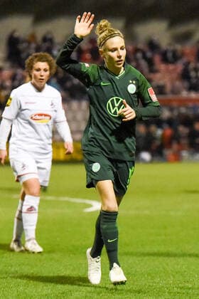 Svenja Huth (VfL Wolfsburg, 10) gibt Anweisungen, gestikuliert, mit den Armen gestikulieren, gives instructions, gesticulate, 11.03.2022, Köln (Deutschland), Fussball, Flyeralarm Frauen-Bundesliga, 1. FC Köln - VFL Wolfsburg, Fussball, Flyeralarm Frauen-Bundesliga, 1. FC Köln - VFL Wolfsburg, DFB DFL REGULATIONS PROHIBIT ANY USE OF PHOTOGRAPHS AS IMAGE SEQUENCES AND OR QUASI-VIDEO.
