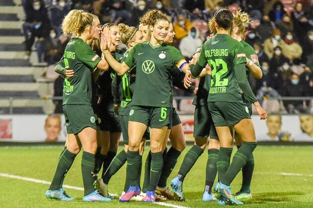 Die Spielerinnen vom VfL Wolfsburg bejubeln das 0:2 durch Sveindis Jane Jonsdottir (VfL Wolfsburg, 32, 2. v.r.), jubeln über ein Tor, Jubel, Torjubel, Torerfolg, celebrate the goal, goal, celebration, Jubel ueber das Tor, optimistisch, Action, Aktion, 11.03.2022, Köln (Deutschland), Fussball, Flyeralarm Frauen-Bundesliga, 1. FC Köln - VFL Wolfsburg, Fussball, Flyeralarm Frauen-Bundesliga, 1. FC Köln - VFL Wolfsburg, DFB DFL REGULATIONS PROHIBIT ANY USE OF PHOTOGRAPHS AS IMAGE SEQUENCES AND OR QUASI-VIDEO.