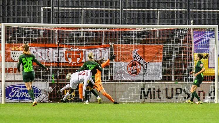 Eunice Beckmann (FC Köln, 11, 2. v.li.) erzielt das Tor zum 1:4, Treffer, Torerfolg, Action, Aktion, Spielszene, 11.03.2022, Köln (Deutschland), Fussball, Flyeralarm Frauen-Bundesliga, 1. FC Köln - VFL Wolfsburg, Fussball, Flyeralarm Frauen-Bundesliga, 1. FC Köln - VFL Wolfsburg, DFB DFL REGULATIONS PROHIBIT ANY USE OF PHOTOGRAPHS AS IMAGE SEQUENCES AND OR QUASI-VIDEO.