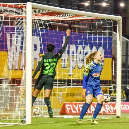 Sveindis Jane Jonsdottir (VfL Wolfsburg, 32) erzielt das Tor zum 0:2, Treffer, Torerfolg, Action, Aktion, Spielszene, 11.03.2022, Köln (Deutschland), Fussball, Flyeralarm Frauen-Bundesliga, 1. FC Köln - VFL Wolfsburg, Fussball, Flyeralarm Frauen-Bundesliga, 1. FC Köln - VFL Wolfsburg, DFB DFL REGULATIONS PROHIBIT ANY USE OF PHOTOGRAPHS AS IMAGE SEQUENCES AND OR QUASI-VIDEO.