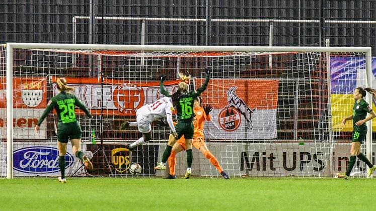 Eunice Beckmann (FC Köln, 11, 2. v.li.) erzielt das Tor zum 1:4, Treffer, Torerfolg, Action, Aktion, Spielszene, 11.03.2022, Köln (Deutschland), Fussball, Flyeralarm Frauen-Bundesliga, 1. FC Köln - VFL Wolfsburg, Fussball, Flyeralarm Frauen-Bundesliga, 1. FC Köln - VFL Wolfsburg, DFB DFL REGULATIONS PROHIBIT ANY USE OF PHOTOGRAPHS AS IMAGE SEQUENCES AND OR QUASI-VIDEO.