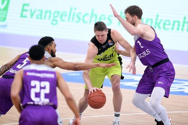Janari Joesaar (Medi Bayreuth) (M, am Ball), Jake Toolson (BG Goettingen) (R), Jeff Roberson (BG Goettingen) (L) , Basketball, Bundesliga, BBL, BG Goettingen - Medi Bayreuth, 12.03.2022, BG Goettingen - Medi Bayreuth, Basketball, Bundesliga, GER, BBL, 12.03.2022 Goettingen Copyright: xEibner-Pressefotox-xRolandxSippelx