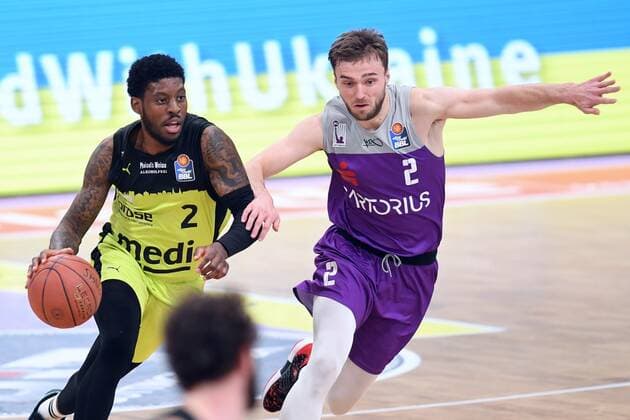 Sacar Anim (Medi Bayreuth) (am Ball), Jake Toolson (BG Goettingen) , Basketball, Bundesliga, BBL, BG Goettingen - Medi Bayreuth, 12.03.2022, BG Goettingen - Medi Bayreuth, Basketball, Bundesliga, GER, BBL, 12.03.2022 Goettingen Copyright: xEibner-Pressefotox-xRolandxSippelx