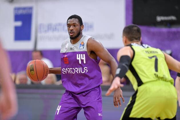 Kamar Baldwin (BG Goettingen) (am Ball), Philip Jalalpoor (Medi Bayreuth) (R) , Basketball, Bundesliga, BBL, BG Goettingen - Medi Bayreuth, 12.03.2022, BG Goettingen - Medi Bayreuth, Basketball, Bundesliga, GER, BBL, 12.03.2022 Goettingen Copyright: xEibner-Pressefotox-xRolandxSippelx