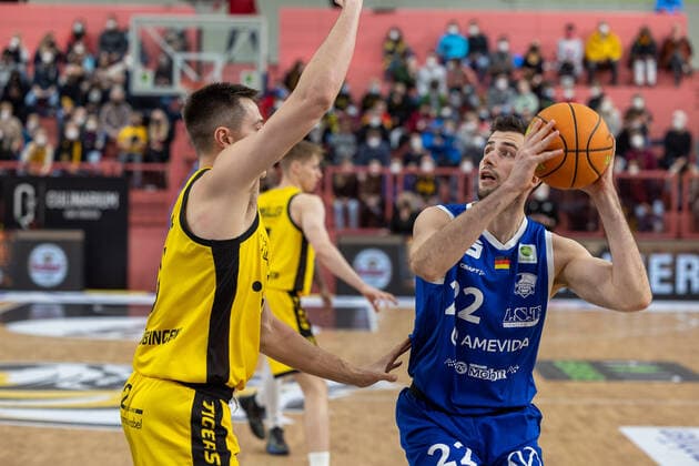 Ryan Mikesell (Tigers Tuebingen, 33) Johannes Joos (VfL SparkassenStars Bochum, 22) Tigers Tuebingen vs. VfL SparkassenStars Bochum, 2. Basketball Bundesliga, Pro A, Barmer 2 Basketball, 29. Spieltag , Spielzeit 2021 2022, 12.03.2022 Tigers Tuebingen vs. VfL SparkassenStars Bochum, 2. Basketball Bundesliga, Pro A, Barmer 2 Basketball, 29. Spieltag , Spielzeit 2021 2022, 12.03.2022 Tuebingen Copyright: xNinaxSanderx xEibnerxPressefotox EP_NSR