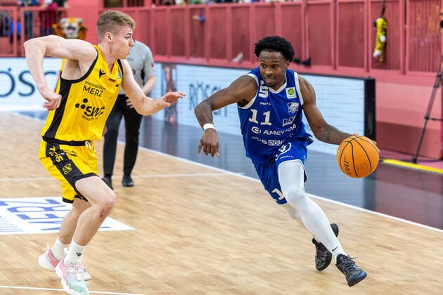 Timo Lanmüller (Tigers Tuebingen, 07) Tony Hicks (VfL SparkassenStars Bochum, 11) Tigers Tuebingen vs. VfL SparkassenStars Bochum, 2. Basketball Bundesliga, Pro A, Barmer 2 Basketball, 29. Spieltag , Spielzeit 2021 2022, 12.03.2022 Tigers Tuebingen vs. VfL SparkassenStars Bochum, 2. Basketball Bundesliga, Pro A, Barmer 2 Basketball, 29. Spieltag , Spielzeit 2021 2022, 12.03.2022 Tuebingen Copyright: xNinaxSanderx xEibnerxPressefotox EP_NSR