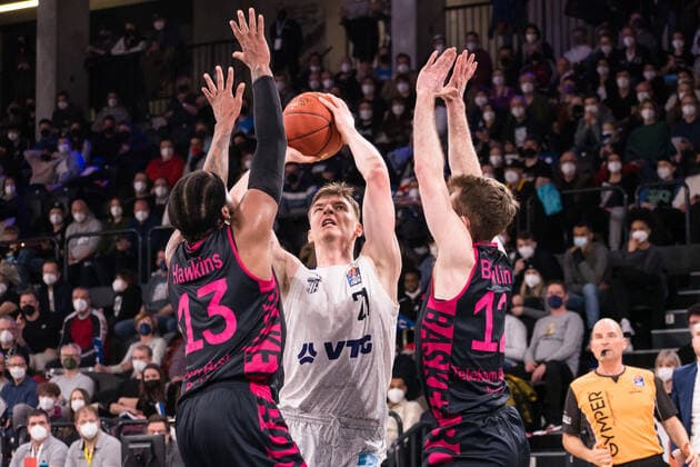 Basketball, Saison 2022, easyCredit BBL, Hamburg Towers (HAM) - Telekom Baskets Bonn (BON), edel-optics.de Arena, 12.03.2022, 25. Spieltag Javontae Hawkins ( 13, BON), Justus Hollatz ( 21, HAM), Skyler Bowlin ( 12, BON) Hamburg Deutschland
