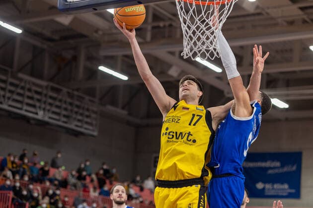 Mateo Seric (Tigers Tuebingen, 17) Dominic Jevon Green (VfL SparkassenStars Bochum, 05) Tigers Tuebingen vs. VfL SparkassenStars Bochum, 2. Basketball Bundesliga, Pro A, Barmer 2 Basketball, 29. Spieltag , Spielzeit 2021 2022, 12.03.2022 Tigers Tuebingen vs. VfL SparkassenStars Bochum, 2. Basketball Bundesliga, Pro A, Barmer 2 Basketball, 29. Spieltag , Spielzeit 2021 2022, 12.03.2022 Tuebingen Copyright: xNinaxSanderx xEibnerxPressefotox EP_NSR