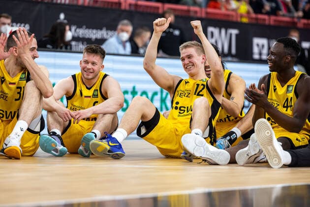 Daniel Zacek (Tigers Tuebingen, 06) Aatu Kivimaeki (Tigers Tuebingen, 12) Erol Ersek (Tigers Tuebingen, 11) Bakary Dibba (Tigers Tuebingen, 44) Tigers Tuebingen vs. VfL SparkassenStars Bochum, 2. Basketball Bundesliga, Pro A, Barmer 2 Basketball, 29. Spieltag , Spielzeit 2021 2022, 12.03.2022 Tigers Tuebingen vs. VfL SparkassenStars Bochum, 2. Basketball Bundesliga, Pro A, Barmer 2 Basketball, 29. Spieltag , Spielzeit 2021 2022, 12.03.2022 Tuebingen Copyright: xNinaxSanderx xEibnerxPressefotox EP_NSR