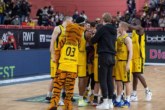 Tigers Tuebingen feiern den Sieg ueber die VfL SparkassenStars Bochum Tigers Tuebingen vs. VfL SparkassenStars Bochum, 2. Basketball Bundesliga, Pro A, Barmer 2 Basketball, 29. Spieltag , Spielzeit 2021 2022, 12.03.2022 Tigers Tuebingen vs. VfL SparkassenStars Bochum, 2. Basketball Bundesliga, Pro A, Barmer 2 Basketball, 29. Spieltag , Spielzeit 2021 2022, 12.03.2022 Tuebingen Copyright: xNinaxSanderx xEibnerxPressefotox EP_NSR