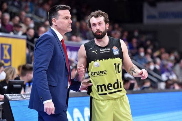 Raoul Korner (Trainer, Head-Coach Medi Bayreuth) und Bastian Doreth (R) , Basketball, Bundesliga, BBL, BG Goettingen - Medi Bayreuth, 12.03.2022, BG Goettingen - Medi Bayreuth, Basketball, Bundesliga, GER, BBL, 12.03.2022 Goettingen Copyright: xEibner-Pressefotox-xRolandxSippelx
