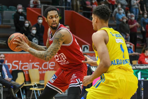 Phillip Fayne, Oscar Da Silva 25. Spieltag, Basketball Bundesliga, Basketball Saison 2021 2022, Deutschland, easyCredit BBL, Germany, Giessen 46ers, giessen rot, Herren, Jobstairs GIESSEN 46ers - Alba Berlin, Männer, Berlin in gelb