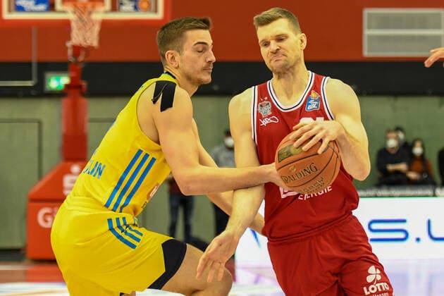 Tim Schneider, Florian Koch 25. Spieltag, Basketball Bundesliga, Basketball Saison 2021 2022, Deutschland, easyCredit BBL, Germany, Giessen 46ers, giessen rot, Herren, Jobstairs GIESSEN 46ers - Alba Berlin, Männer, Berlin in gelb