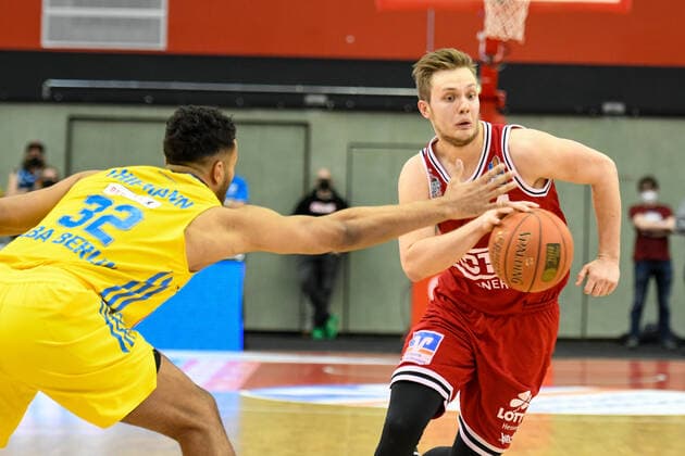 Johannes Thiemann, Bjarne Kraushaar 25. Spieltag, Basketball Bundesliga, Basketball Saison 2021 2022, Deutschland, easyCredit BBL, Germany, Giessen 46ers, giessen rot, Herren, Jobstairs GIESSEN 46ers - Alba Berlin, Männer, Berlin in gelb