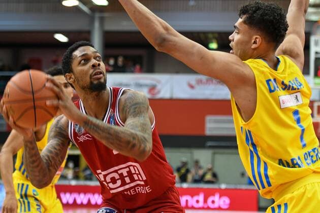 Phillip Fayne, Oscar Da Silva 25. Spieltag, Basketball Bundesliga, Basketball Saison 2021 2022, Deutschland, easyCredit BBL, Germany, Giessen 46ers, giessen rot, Herren, Jobstairs GIESSEN 46ers - Alba Berlin, Männer, Berlin in gelb
