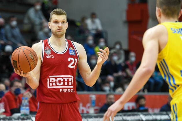 Florian Koch 25. Spieltag, Basketball Bundesliga, Basketball Saison 2021 2022, Deutschland, easyCredit BBL, Germany, Giessen 46ers, giessen rot, Herren, Jobstairs GIESSEN 46ers - Alba Berlin, Männer, Berlin in gelb