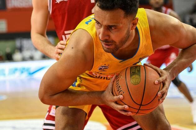Johannes Thiemann 25. Spieltag, Basketball Bundesliga, Basketball Saison 2021 2022, Deutschland, easyCredit BBL, Germany, Giessen 46ers, giessen rot, Herren, Jobstairs GIESSEN 46ers - Alba Berlin, Männer, Berlin in gelb