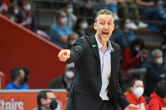 Pete Strobl, Coach Giessen 25. Spieltag, Basketball Bundesliga, Basketball Saison 2021 2022, Deutschland, easyCredit BBL, Germany, Giessen 46ers, giessen rot, Herren, Jobstairs GIESSEN 46ers - Alba Berlin, Männer, Berlin in gelb