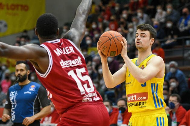 J.D. Miller, JonasMattisseck 25. Spieltag, Basketball Bundesliga, Basketball Saison 2021 2022, Deutschland, easyCredit BBL, Germany, Giessen 46ers, giessen rot, Herren, Jobstairs GIESSEN 46ers - Alba Berlin, Männer, Berlin in gelb