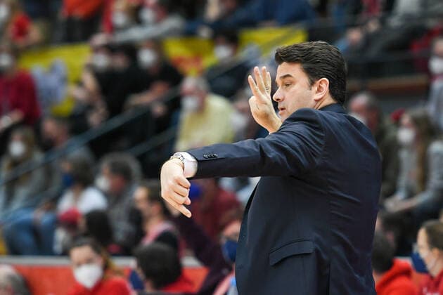 Israel Gonzalez, Coach Alba 25. Spieltag, Basketball Bundesliga, Basketball Saison 2021 2022, Deutschland, easyCredit BBL, Germany, Giessen 46ers, giessen rot, Herren, Jobstairs GIESSEN 46ers - Alba Berlin, Männer, Berlin in gelb