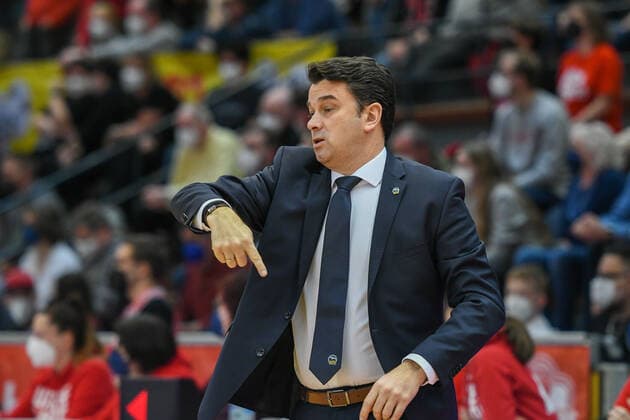 Israel Gonzalez, Coach Alba 25. Spieltag, Basketball Bundesliga, Basketball Saison 2021 2022, Deutschland, easyCredit BBL, Germany, Giessen 46ers, giessen rot, Herren, Jobstairs GIESSEN 46ers - Alba Berlin, Männer, Berlin in gelb